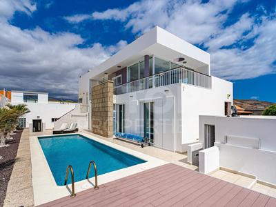 Prodej luxusní vily s bazénem a zahradou, 200 m od pláže, El Médano, Tenerife, Španělsko