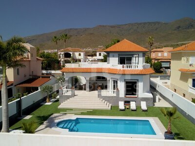 Prodej luxusní vily v klidné vilové čtvrti s výhledem na moře, Costa Arejo, Tenerife, Španělsko