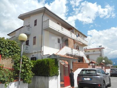 Prodej dvoupodlažního domu 5+kk v klidné části města Scalea, region Calabrie, ITA