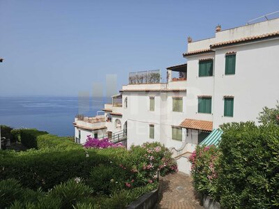 Prodej bytu 4+kk na pobřeží s výhledem na moře, klidná část města Scalea, Calabrie, ITA